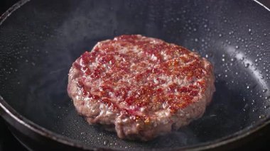 Taze kıymalı burger köftesi sıcak tavada pişer, yemek yakın plan, zoom