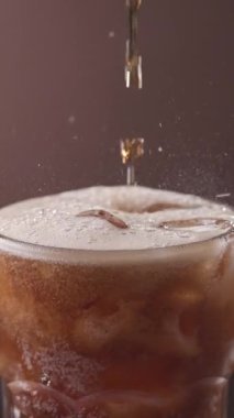 Buzlu kola bardağını doldurmaya yakın. Buzlu buzlu gazoz. Lezzetli bir kola..