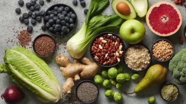 Gri mutfak masasında sağlıklı beslenme için çeşitli taze ürünler, üst manzara.