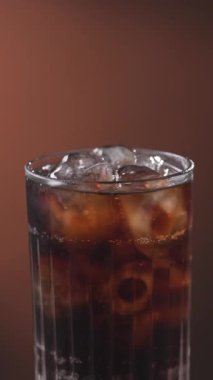 Buzlu kola içeceğinin dönüşümlü görüntüsü. Buzlu buzlu gazoz. Lezzetli bir kola..
