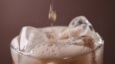 Buzlu kola bardağını doldurmaya yakın. Buzlu buzlu gazoz. Lezzetli bir kola..