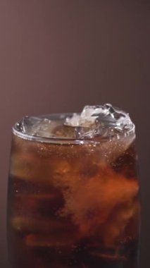 Buzlu kola içeceğinin dönüşümlü görüntüsü. Buzlu buzlu gazoz. Lezzetli bir kola..