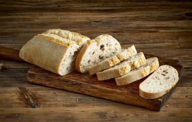 Fırındaki ahşap mutfak masasında taze pişmiş ekmek. 