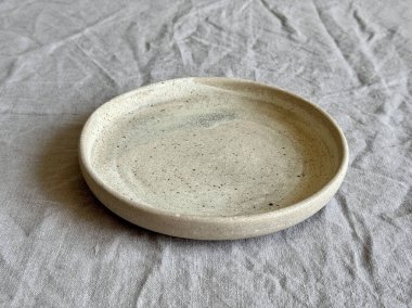 keten masa örtüsü arkaplanındaki boş seramik tabak