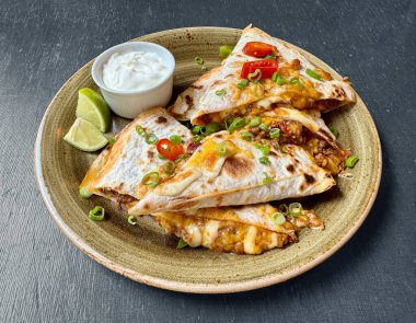 Meksika restoranındaki masada bir tabak quesadilla.
