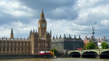 Big Ben ve parlamento binaları Thames nehrinin kıyısında görkemli bir şekilde duruyor.