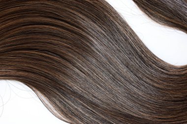 Kahverengi saçlı, beyaz arka planda yakın plan, üst görünüm