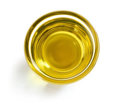 Beyaz zemin üzerinde izole edilmiş küçük cam zeytinyağı kasesi, üst görünüm