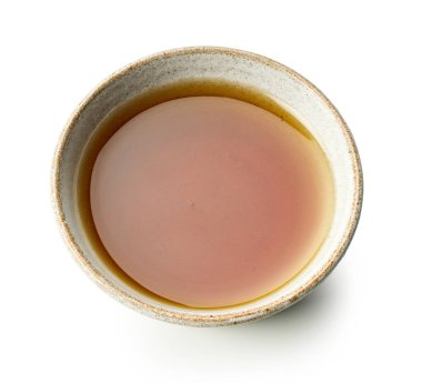 Beyaz arkaplanda izole edilmiş bir kase mapple şurubu, üst görünüm