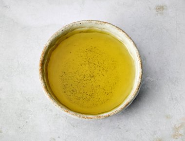 Mutfak arka planında bir kase zeytinyağı.