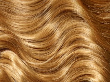 Dalgalı sarı saç dokusu, üst manzara.