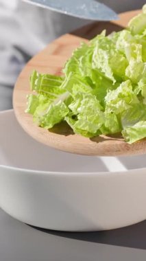 Şef sağlıklı bir salata hazırlamak için taze yeşil romaine marul yaprakları koydu. Açık hava yemekleri, yakın mesafe yemekleri.