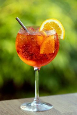 Yaz restoranının teras masasında bir bardak Aperol Spretz kokteyli. 