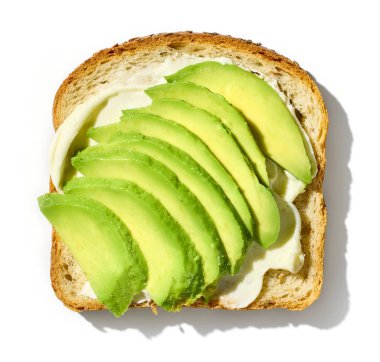 Krem peynirli sağlıklı kahvaltı sandviçi ve beyaz arka planda izole edilmiş avokado.