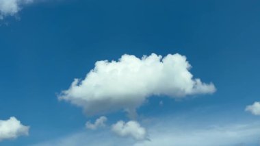 Güzel beyaz bulutlar mavi gökyüzünde Sürücü bir arabanın camından