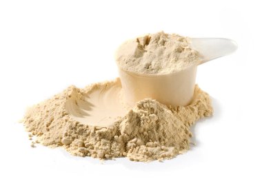 Protein tozu yığını ve ölçüm kaşığı beyaz arkaplanda izole