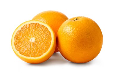 Beyaz arka planda izole edilmiş taze sulu portakallar.