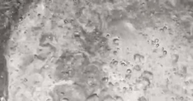 Kaynayan su dokusu elektrikli sobanın üstüne yakın çekim, yiyecekler üst manzaraya yakın.