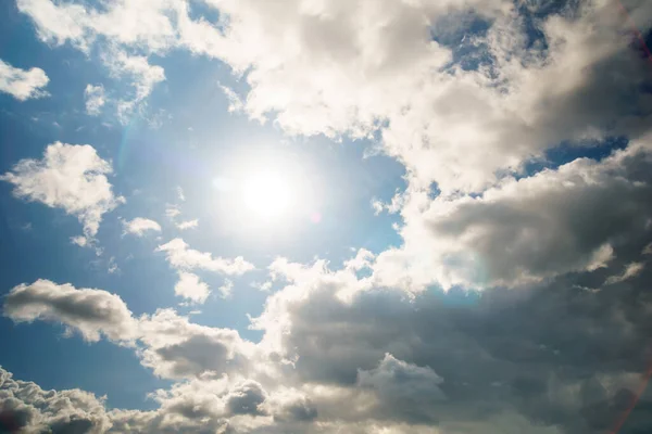 Сонце Драматичні Білі Хмари Стокове Фото