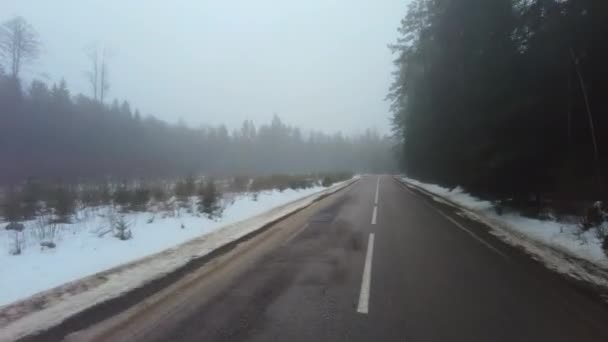 Αυτοκίνητο Οδήγηση Χειμερινό Δρόμο Χώρα Στην Ομίχλη — Αρχείο Βίντεο
