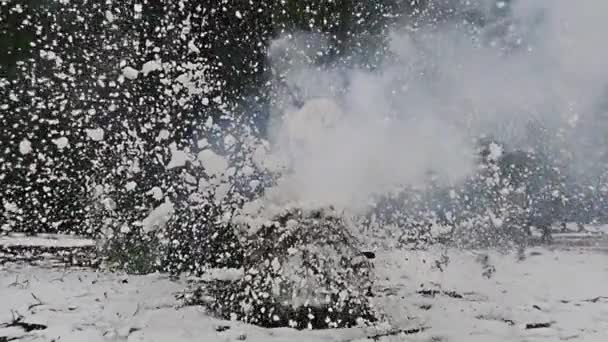 Snowman Ontploft Met Een Bom Slow Motion 1000 Fps — Stockvideo