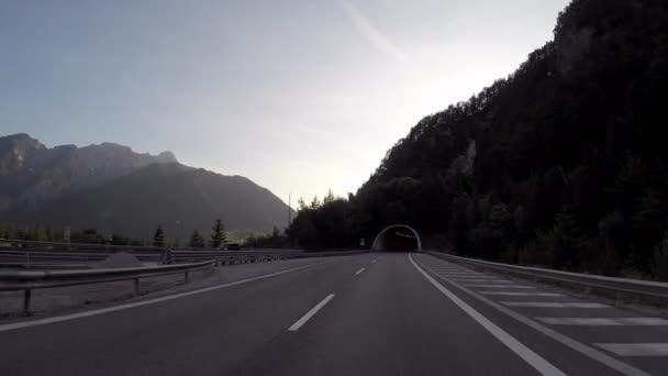 Подорожуючи Італійськими Альпами Влітку — стокове відео
