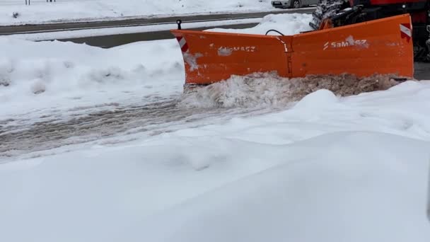 Trekker Reinigt Sneeuw Hagelslag Met Zout Slow Motion — Stockvideo