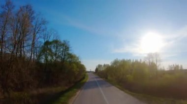 Baharda kırsal bir yolda, dikiz aynasından