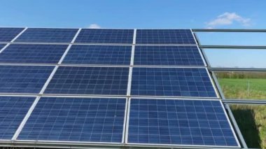 Güneş paneli çiftliği ve güneşi