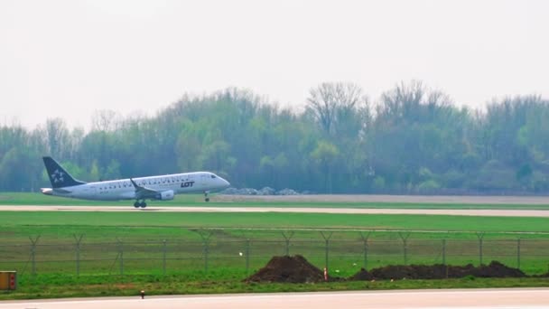 Polen Warszawa April 2019 Planlandning Flygplatsen Slow Motion 120 Fps — Stockvideo