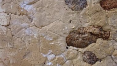 Kadim terk edilmiş bina, çelik yelek ile ateş ediliyor.