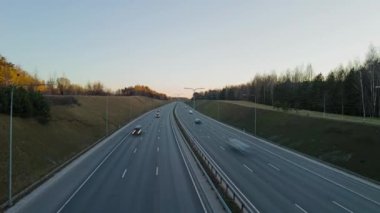 Otobanda akşam trafiği, zaman atlaması