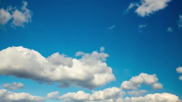 Nubes Blancas Corriendo Por Cielo Azul Lapso Tiempo — Vídeo de stock