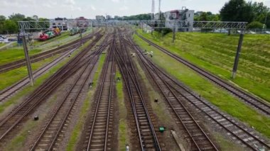 Vilnius, Litvanya - Haziran 2022: Tren istasyonu, köprünün altından geçen trenler, zaman atlaması