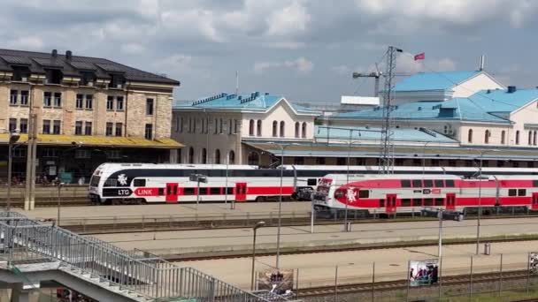 Vilnius Lituania Circa Junio 2022 Estación Tren Gente Sube Los — Vídeo de stock