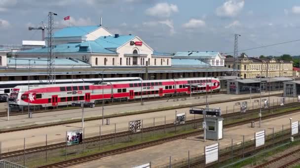 Вільнюс Литва Приблизно Червень 2022 Залізнична Станція Люди Сідають Поїзди — стокове відео