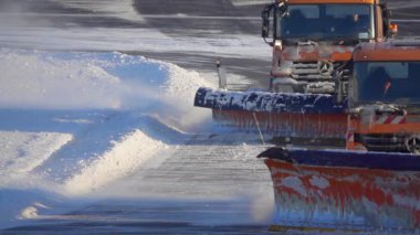 Vilnius, Litvanya - Aralık 2022: Makineler havaalanındaki pistte kar temizliyor, yavaş çekim 250 peni