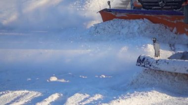 Vilnius, Litvanya - Aralık 2022: Makineler havaalanındaki pistte kar temizliyor, yavaş çekim 250 peni