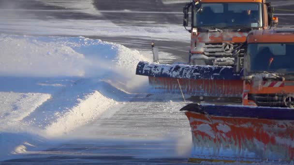 リトアニアのヴィリニュス 2022年12月頃 空港の滑走路で機械が雪をきれいにし スローモーション250P — ストック動画