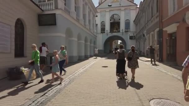 リトアニアのヴィリニュス 2022年7月頃 旧市街ヴィリニュスをサイクリング 夜明けの門を通って — ストック動画