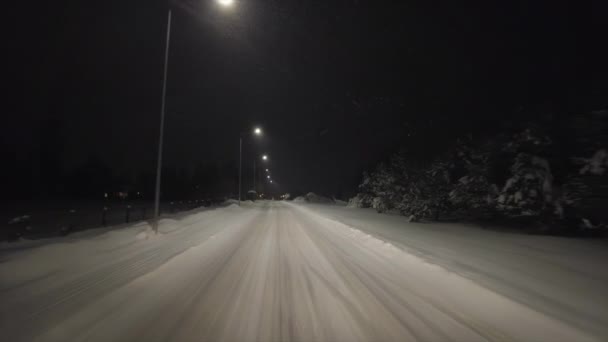 눈덮인 시골길을 운전하는 — 비디오