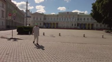 Vilnius, Litvanya - Temmuz 2022: Cumhurbaşkanlığı Sarayı Vilnius Eski Kasabası 'nda bisiklet sürmek