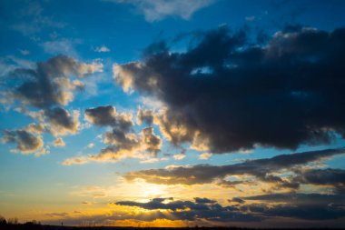 Karanlık bulutlar ve güneş batarken