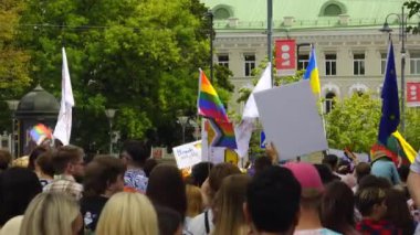 Vilnius, Litvanya - 1 Temmuz 2023: Eşcinsel geçit Vilnius gururu, neşeli insanlar gökkuşağı bayraklarıyla sokaklarda yürüyor