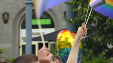 Vilnius, Litvanya - 1 Temmuz 2023: Eşcinsel geçit Vilnius gururu, neşeli insanlar gökkuşağı bayraklarıyla sokaklarda yürüyor