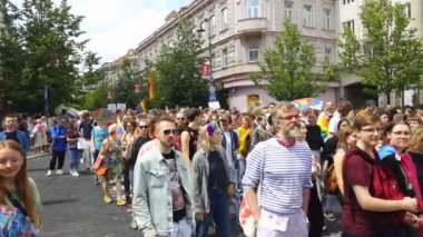 Vilnius, Litvanya - 1 Temmuz 2023: Eşcinsel geçit Vilnius gururu, neşeli insanlar gökkuşağı bayraklarıyla sokaklarda yürüyor