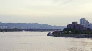 Krasnoyarsk 'ın merkezi ve ünlü Toplu Köprü manzarası