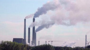 Büyük bir fabrikanın bacaları tütüyor.