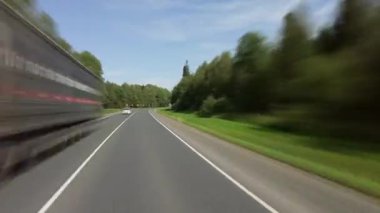 Dolambaçlı bir dağ yolunda araba sürmek, zaman aşımı