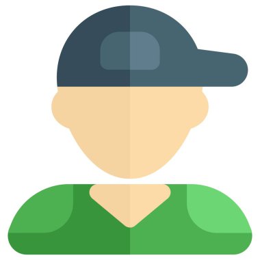 Şık tişört ve ters şapka giyen genç bir çocuk.